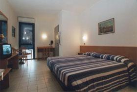 Postel nebo postele na pokoji v ubytování Piccolo Hotel