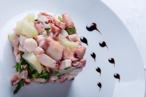 um prato de alimentos com carne e legumes sobre ele em Locanda con cucina Il Tornado em Gramignazzo