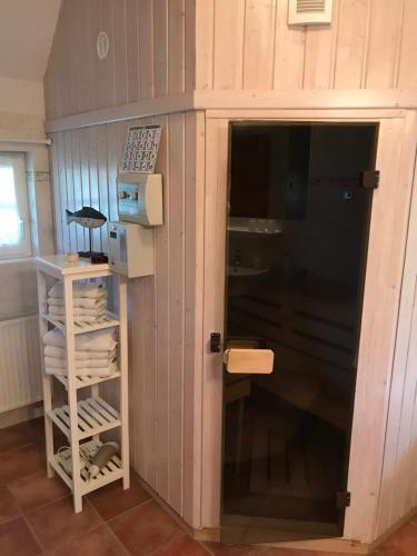 a small room with a door and a shelf at "Leuchtturmhaus" by Ferienhaus Strandgut in Born