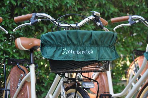 a bicycle with a green basket on the front at Hotel Etruria in Forte dei Marmi
