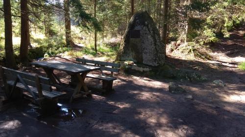 ストジェツにあるApt.Jana ,apt.Terezkaの森の中のピクニックテーブル
