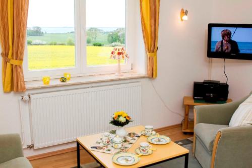 ein Wohnzimmer mit einem Couchtisch und einem TV in der Unterkunft Ferienhof Kai Hansen in Rettin