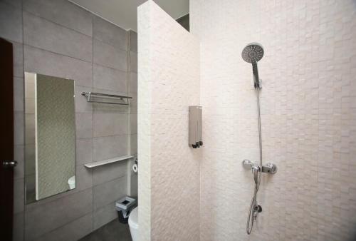 Bilik mandi di Bunprasop Garden Hotel