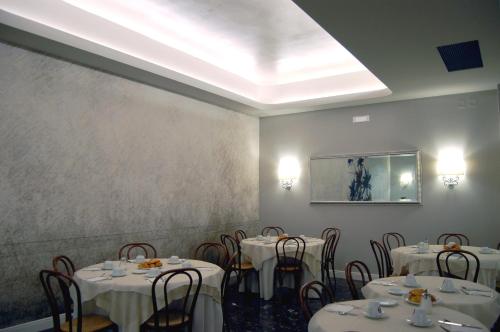 Un restaurante o sitio para comer en Hotel Brasile