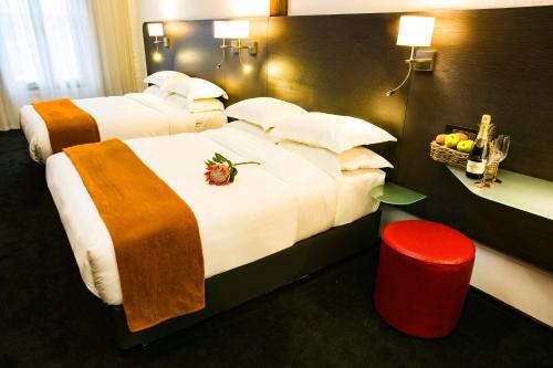Ліжко або ліжка в номері Signature Lux Hotel by ONOMO, Waterfront