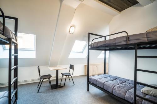 Postel nebo postele na pokoji v ubytování Auberge Jeunesse Charleroi Youth Hostel