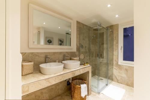 W łazience znajdują się 2 umywalki i przeszklony prysznic. w obiekcie Clavature LuxuryApartment w Bolonii