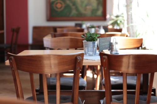 an empty restaurant with wooden tables and chairs at Bürger- und Berggasthaus Scheibenberg in Scheibenberg