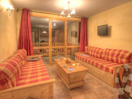 Spacious apartment in French-Italian ski resort San Bernardoにあるシーティングエリア