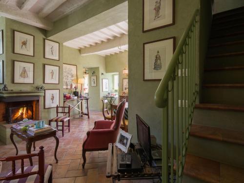 sala de estar con escalera y chimenea en Belvilla by OYO La Noce en Cortona