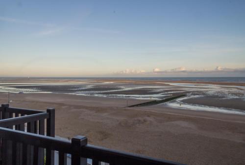 Photo de la galerie de l'établissement Charmant appartement face à la Mer avec balcon, à Houlgate