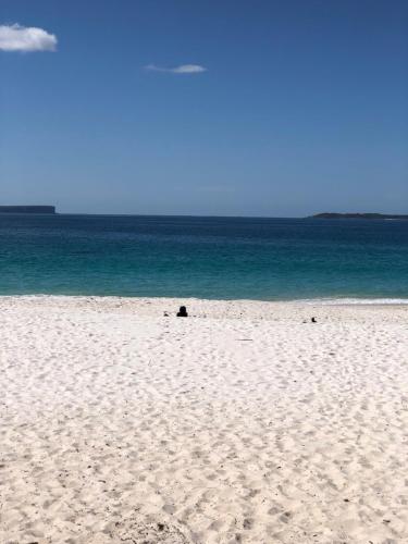 a sandy beach with the ocean in the background at Quelle Vue Huskisson in Huskisson