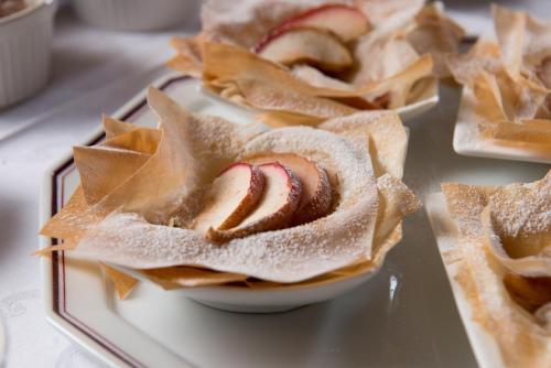 een bord met eten, met daarop appelbeignets bij Palm Gallery Hotel in Rome