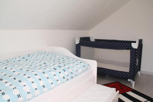 1 dormitorio con cama blanca y chimenea en Jawa Organik, en Sontheim an der Brenz