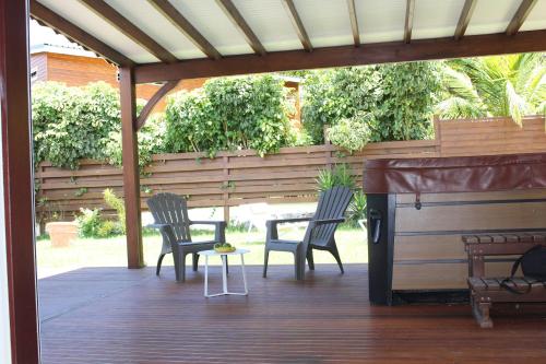 Ein Balkon oder eine Terrasse in der Unterkunft La COOL & DOUCE - Villa DOUCE