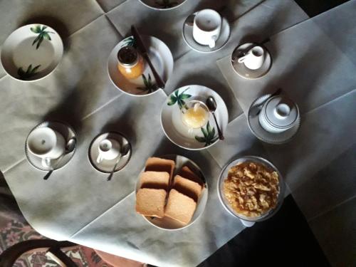uma mesa com pratos de comida por cima em A Casa Di Tuccio em Viagrande