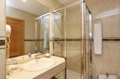 a bathroom with a sink and a shower at Hostal Silserranos in Madrid