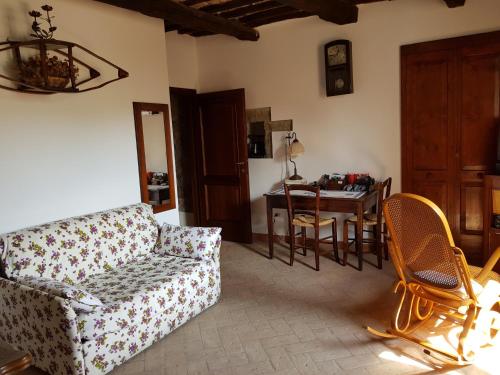 ein Wohnzimmer mit einem Sofa und einem Tisch in der Unterkunft B&B La Rocca in SantʼAgata Feltria