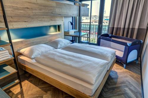 Ένα ή περισσότερα κρεβάτια σε δωμάτιο στο Schulz Hotel Berlin Wall at the East Side Gallery