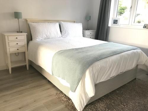 Ένα ή περισσότερα κρεβάτια σε δωμάτιο στο Seaglass Cottage, 5 mins from beach, leafy lane