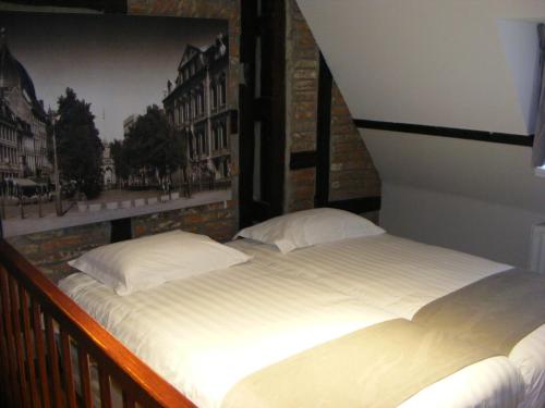 een slaapkamer met een groot bed met een foto aan de muur bij Amosa Liège City Centre Apart Gerardrie 17 in Luik