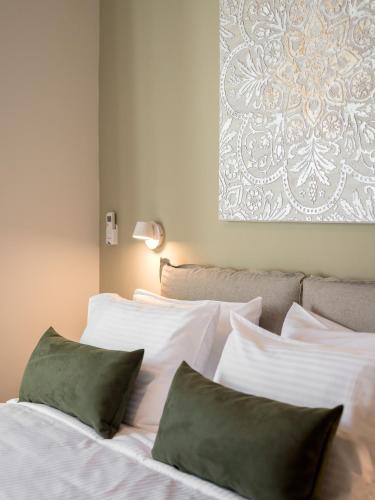 Katil atau katil-katil dalam bilik di Aloni Villa, an Authentic Countryside Retreat, By ThinkVilla