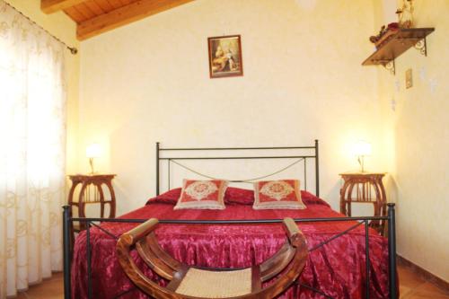 ジャッレにあるTaormina - Etnaのベッドルーム1室(大型ベッド1台、椅子2脚付)