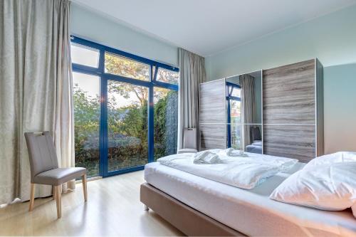 トラッセンハイデにあるBella Vitaのベッドルーム(大型ベッド1台、窓付)