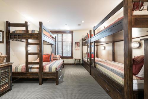 Poschodová posteľ alebo postele v izbe v ubytovaní Silver Star #04 - 6 Bed Cottage