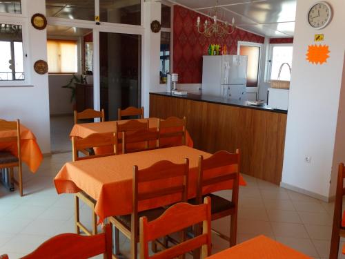 Reštaurácia alebo iné gastronomické zariadenie v ubytovaní Yria Residencial