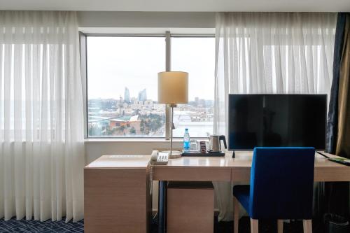 Televisyen dan/atau pusat hiburan di Radisson Hotel Baku