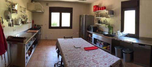 een keuken met een tafel in het midden bij El Tombo de Santa Catalina in Cicera