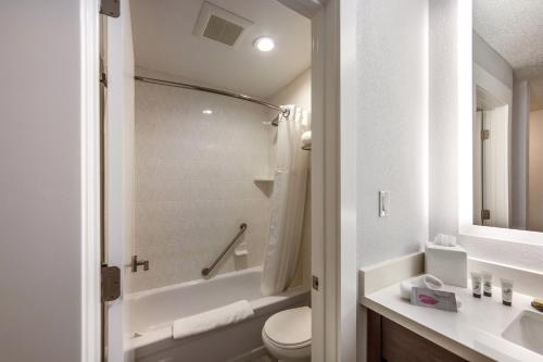 Koupelna v ubytování Red Lion Inn & Suites Grants Pass