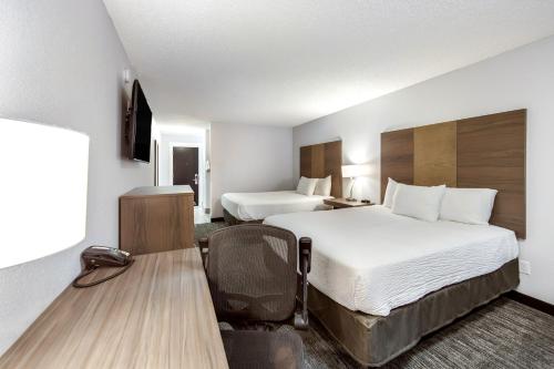 Postel nebo postele na pokoji v ubytování Red Lion Inn & Suites Grants Pass