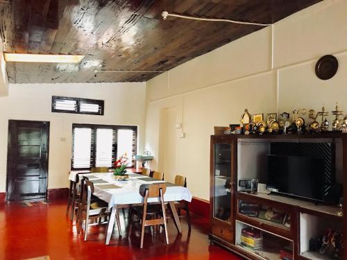 TV a/nebo společenská místnost v ubytování Shreegandha Homestay