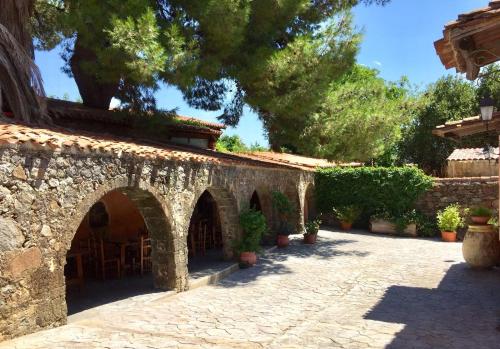 an old stone wall with a courtyard with potted plants at Sa Mola in Bonarcado