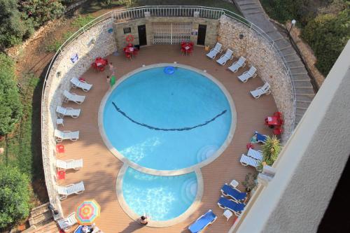 una terraza con vistas a una piscina en Apartamentos Turísticos Pérola da Rocha II en Portimão