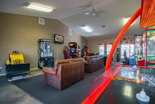 ein Wohnzimmer mit Sofas und einem Videospiel in der Unterkunft Sun Outdoors Central Coast Wine Country in Paso Robles