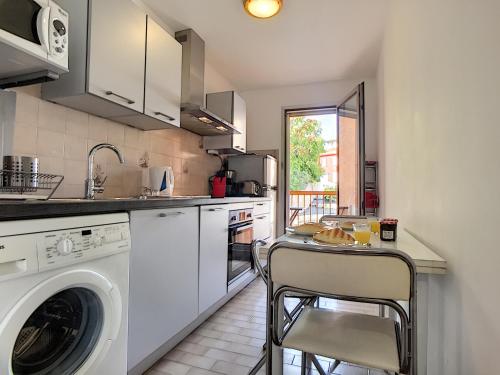 une cuisine avec un lave-linge et un lave-vaisselle dans l'établissement Nestor&Jeeves - CARDELINE TERRASSE - Very close sea - Spacious, à Nice