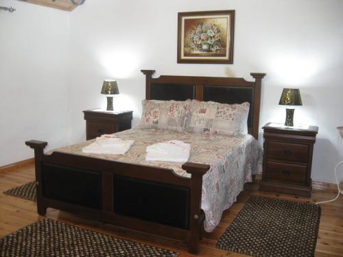 ノルデスチにあるCasa Santanaのベッドルーム1室(ベッド1台、ナイトスタンド2台、ランプ2つ付)