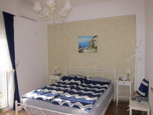 een slaapkamer met een bed en een kroonluchter bij Apartment "Happiness" near metro and center in Athene