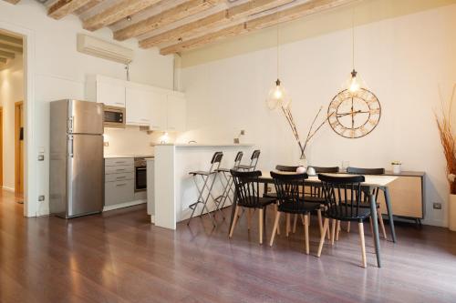 a kitchen and dining room with a table and chairs at Rent Top Apartments near Plaza de Catalunya in Barcelona