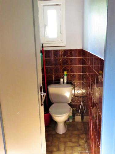 a small bathroom with a toilet and a window at Vaqué Villeneuve des Escaldes Angoustrine in Angoustrine