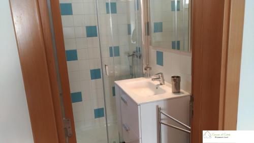een badkamer met een wastafel en een douche bij Casa D'Avó (R/C) in Altura