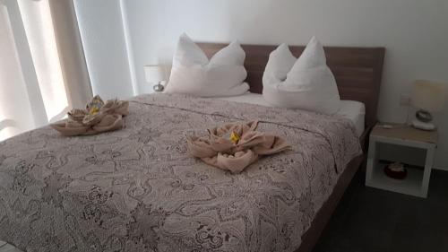 1 dormitorio con 1 cama con 2 toallas en Bijou, en Triesenberg