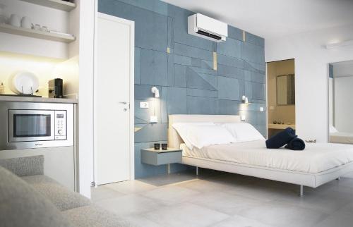 1 dormitorio con 1 cama con pared azul en MADA Charm Apartments Terrace&Carugio en Vernazza