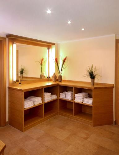 a bathroom with a large mirror and towels at Landhaus Silberberg in Winterberg