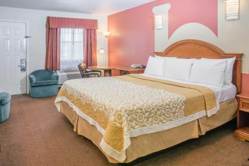 Days Inn by Wyndham Bastropにあるベッド
