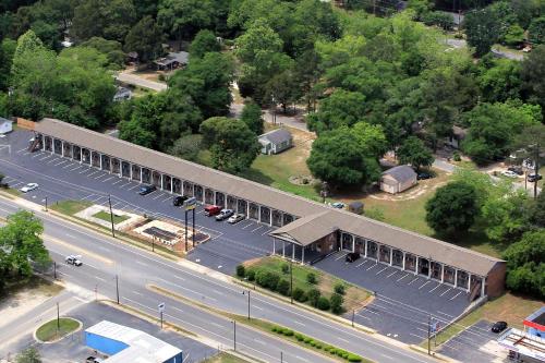 an overhead view of a parking lot next to a road at Scottish Inn and Suites Perry in Perry