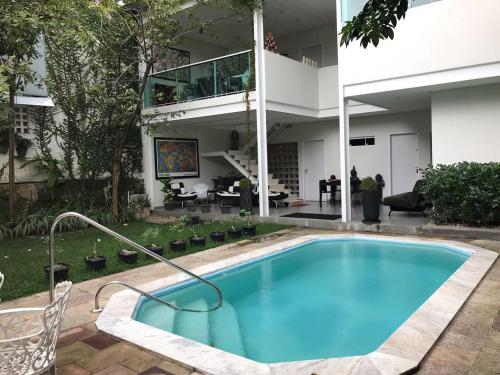 uma piscina no quintal de uma casa em Pousada Flat Hotel em Casa Forte no Recife